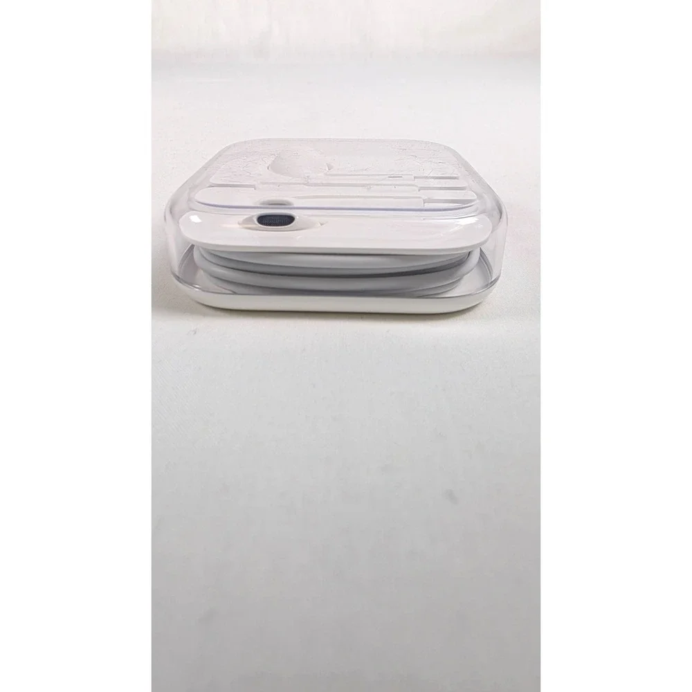 Apple Wired EarPods With 3.5mm Headphone Plug & Remote/Mic White